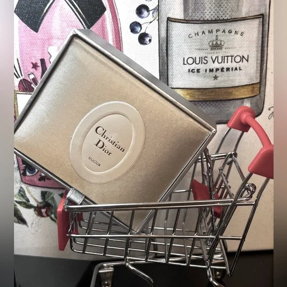 Christian Dior Seashell Clip- On Gold Plated Earrings in Box - Picture 6 of 6